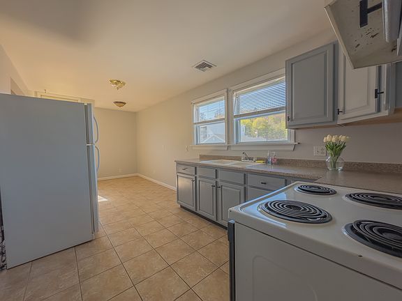 3rd image of 18 Hunters Ave #3