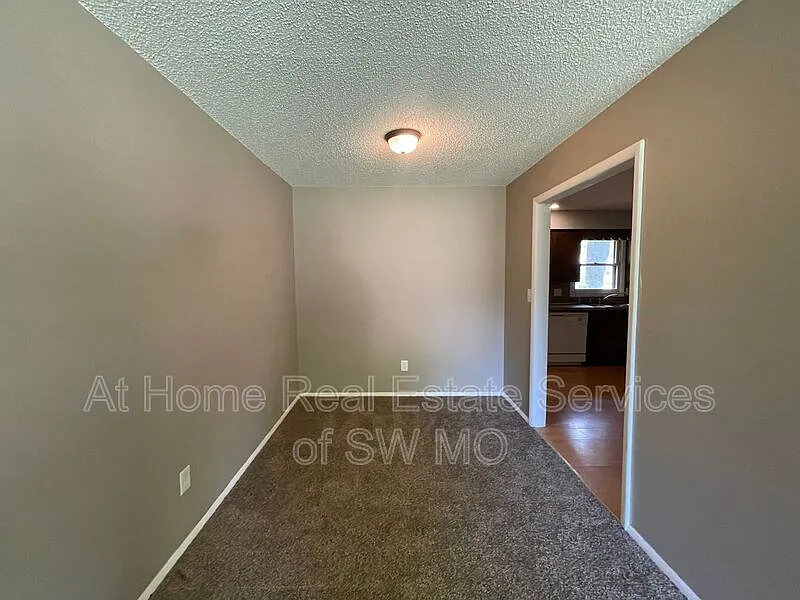 3 bed, 2.0 bath, 1368 sqft, $1,325 — Photo 3