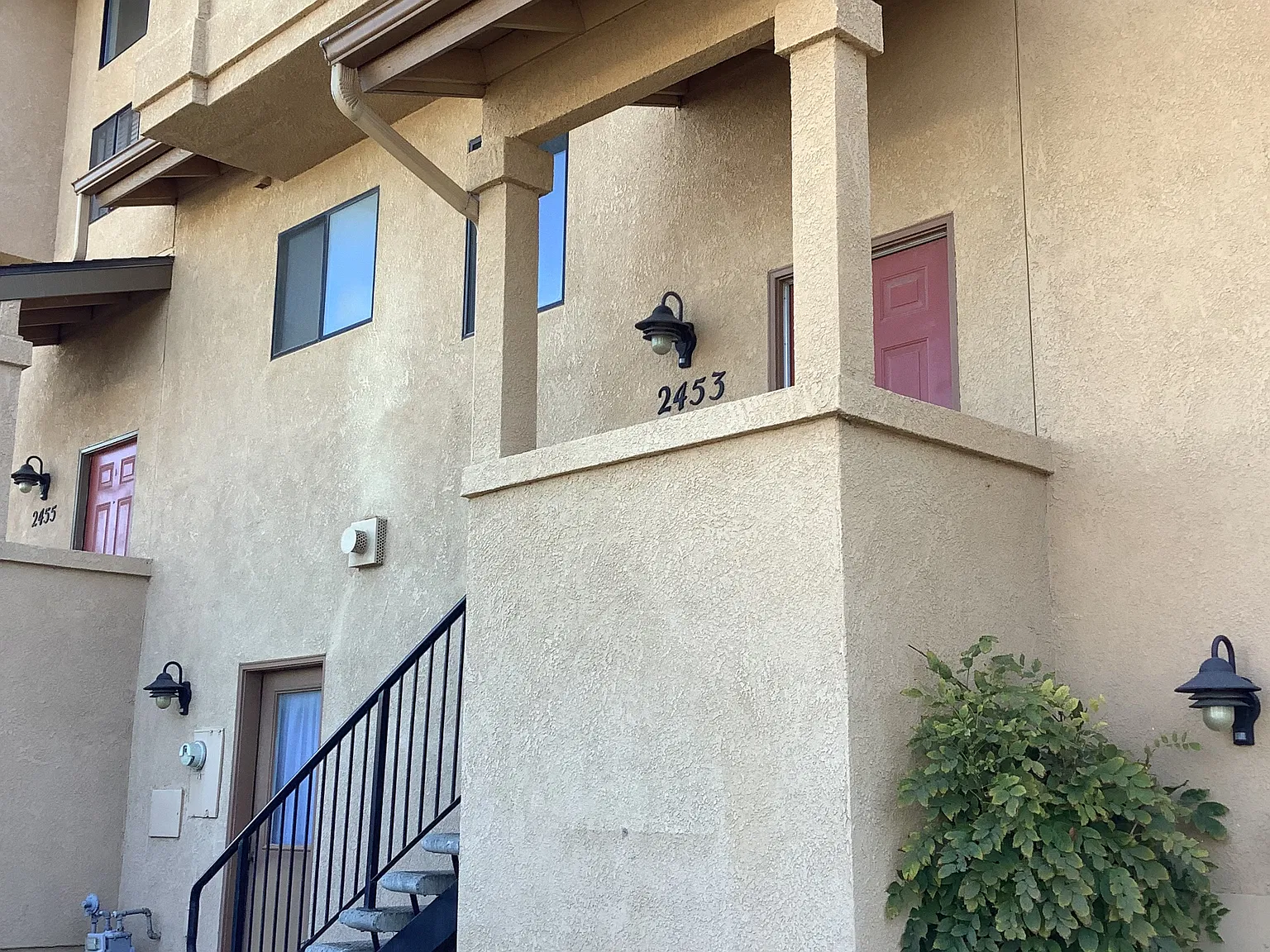 3 bed, 1070 sqft, $2,500 — Photo 1