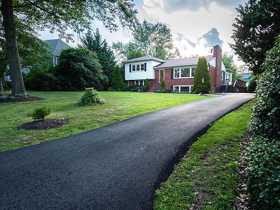 2nd image of 2334 Hill Pl