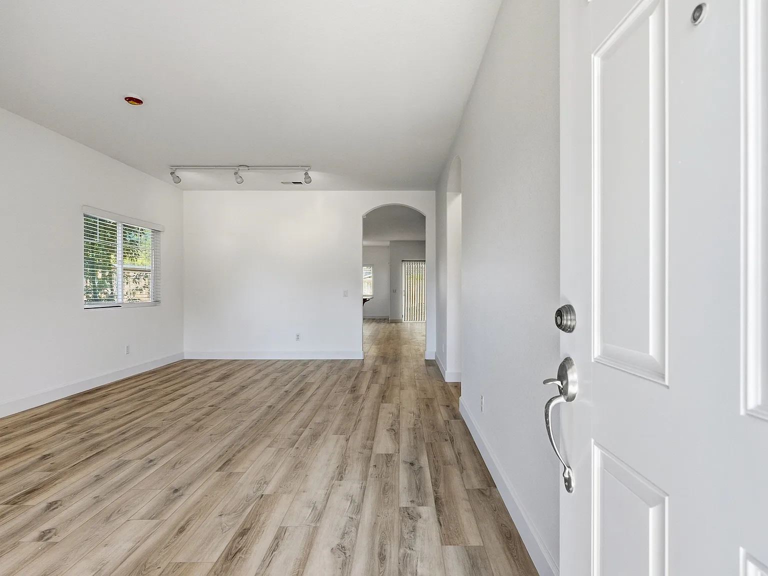 4 bed, 2032 sqft, $4,500 — Photo 4