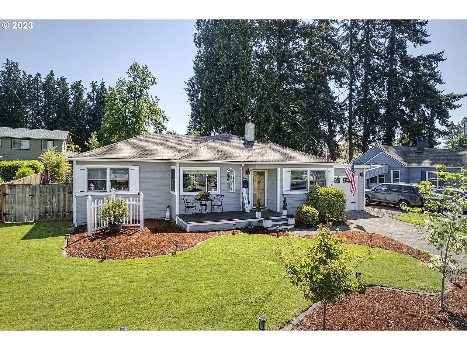 242 NE 9th Ave photo 1