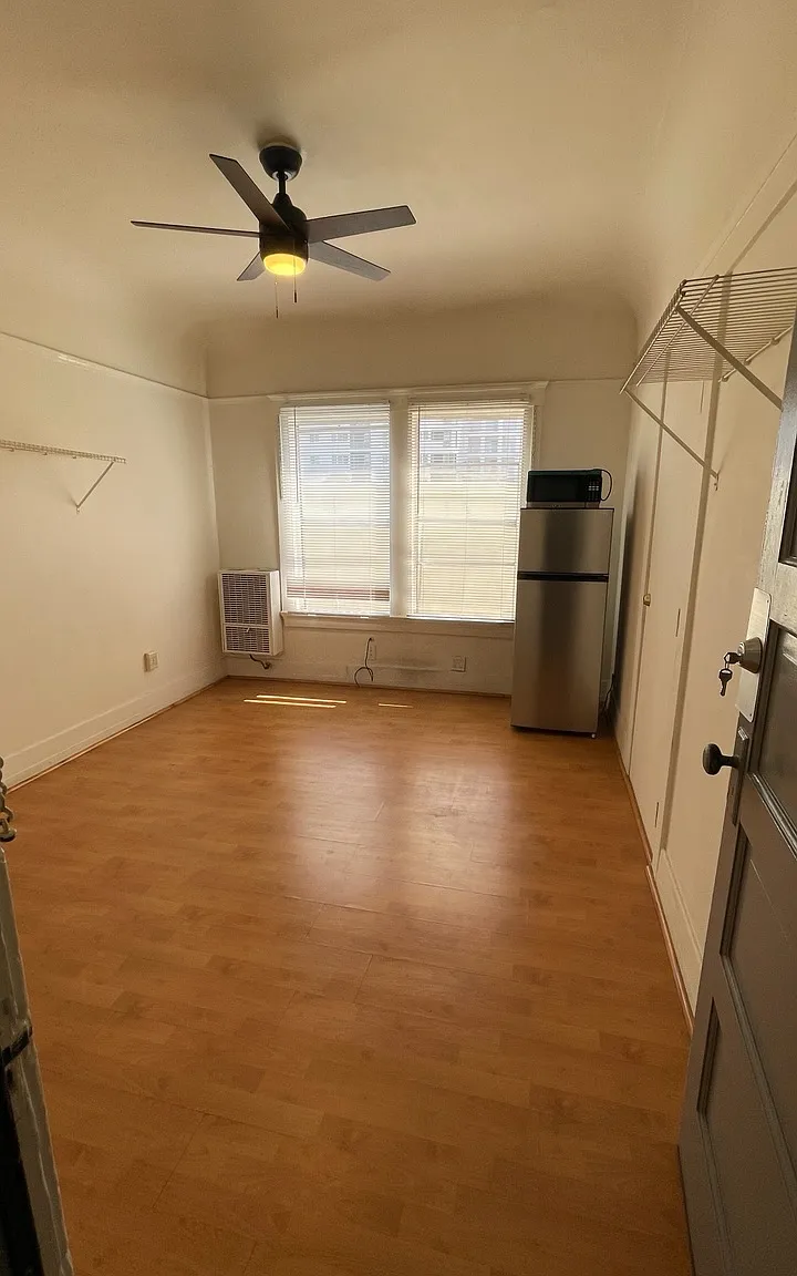 Studio, 200 sqft, $850 — Photo 2