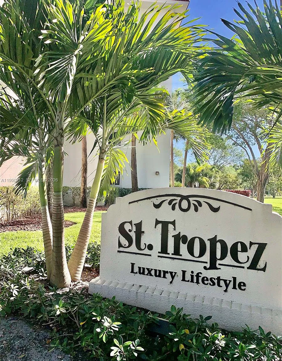 St Tropez Condo — Photo 2