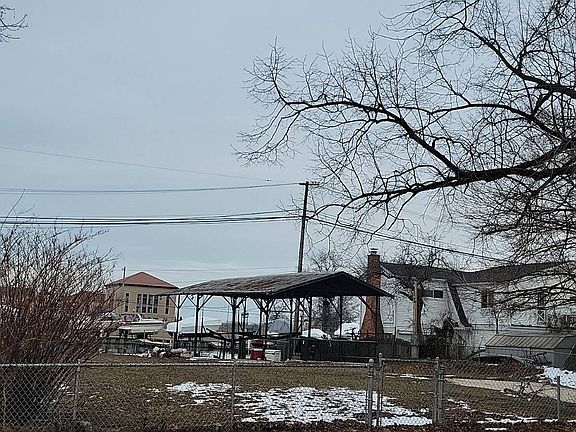 3rd image of 350 Parkview Dr