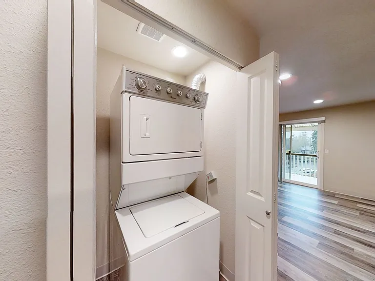 Sunset Court Apartments — Photo 9