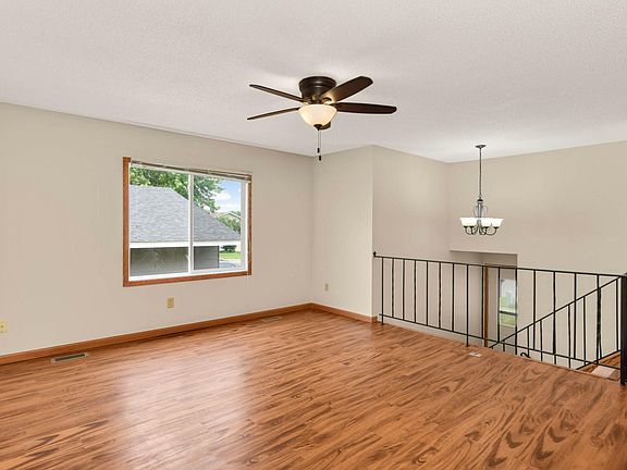 5th image of 465 Tiffany Dr