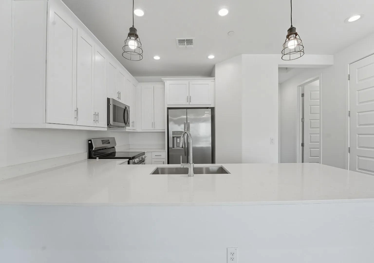 Like new Luxurious Modern 3 Bedroom 2 Bath Townhome in Warner Meadows! — Photo 1