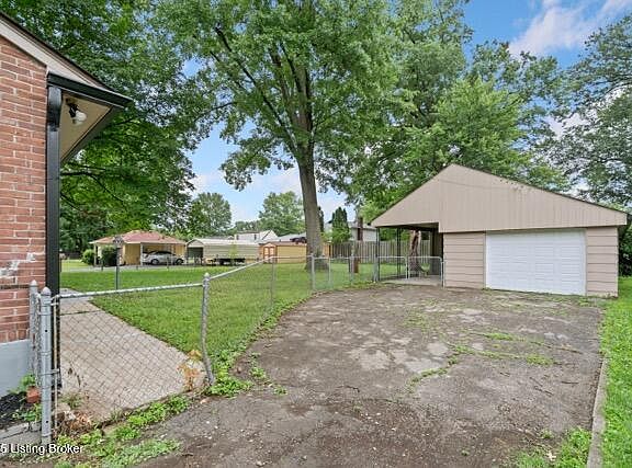 3rd image of 3907 Glen Oak Dr