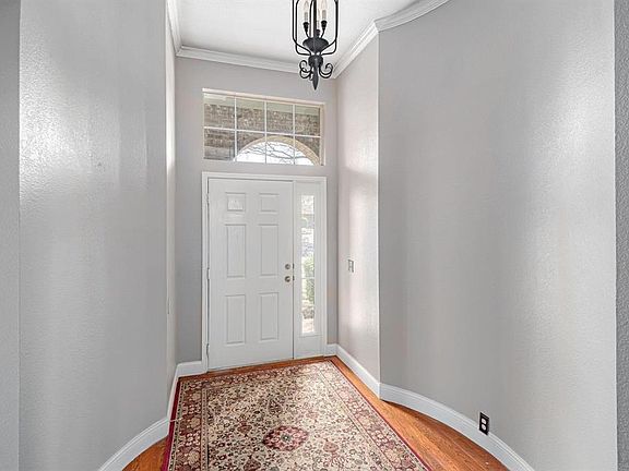 2nd image of 2450 Thorntree Dr