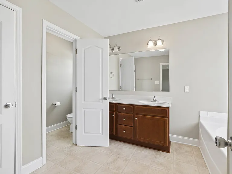121 Feathers Ln — Photo 40