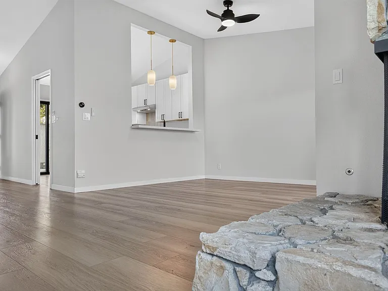 1512 Ashwood Dr — Photo 10
