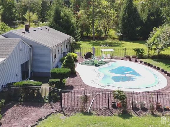 4th image of 32 Oakland Dr W