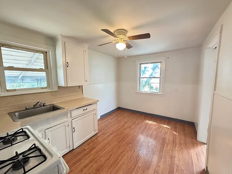 160 Woodward Ave — Photo 4