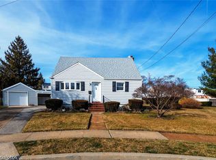 11 Surrey Ln, Bellmore, NY 11710