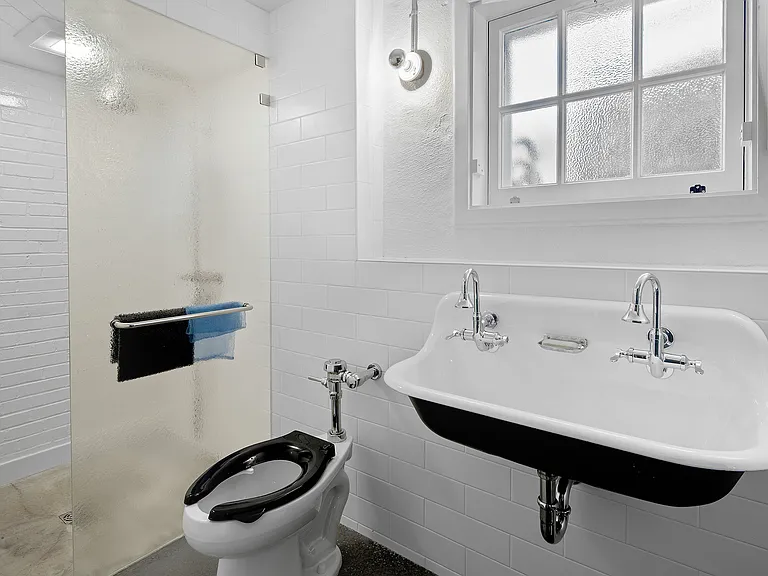 238 Highland Rd — Photo 32