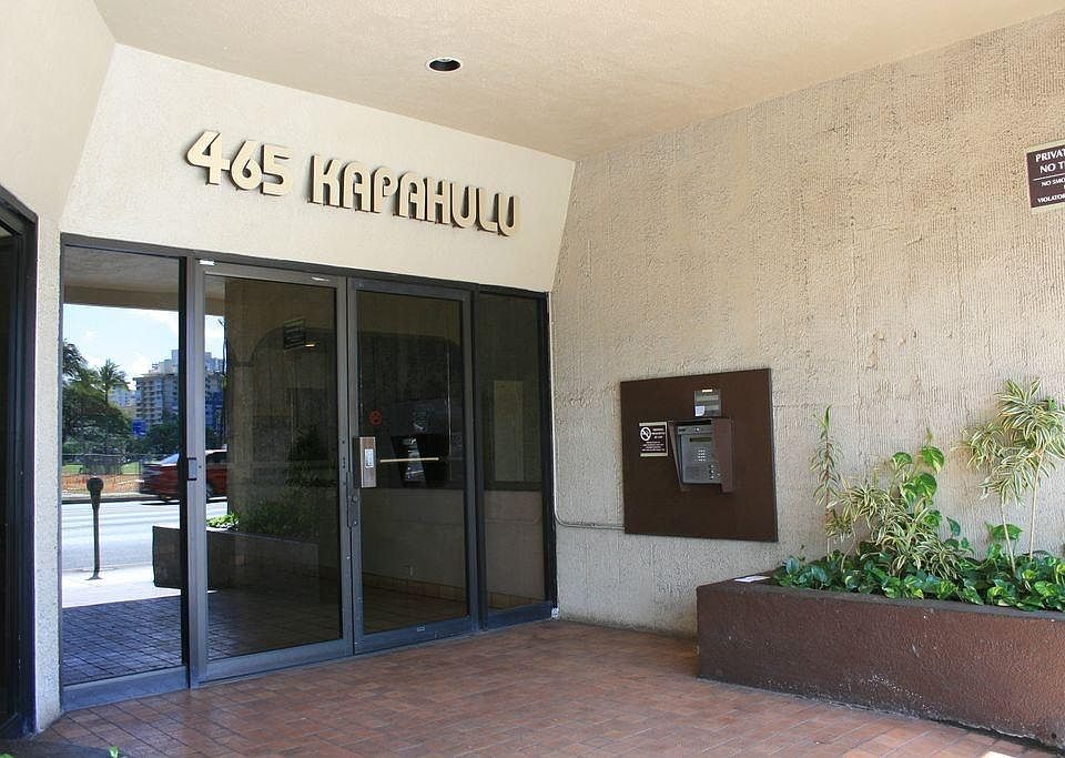 Kapahulu Street Entrance