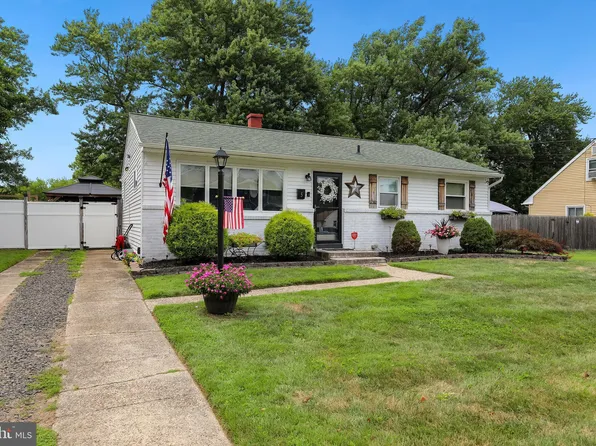 5 Devon Rd, Marlton, NJ 08053