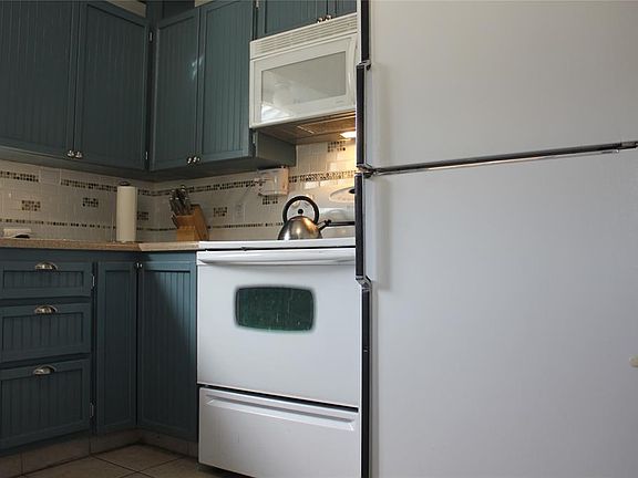 4th image of 415 W 6th St