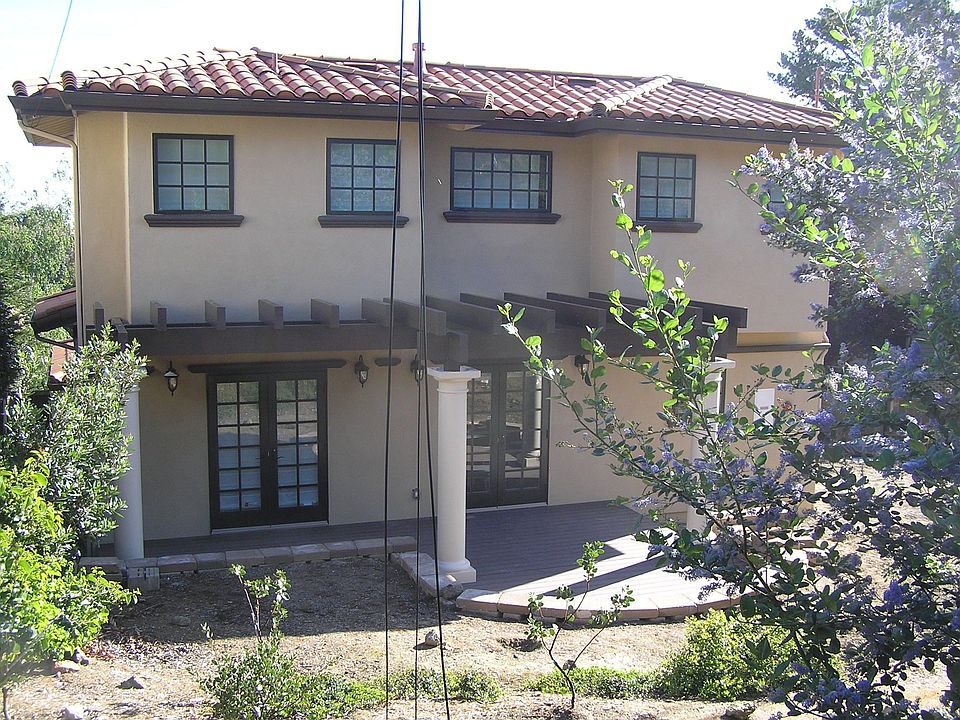 2nd image of 998 Lakeview Way