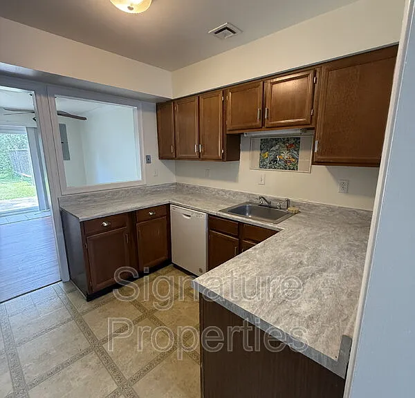 913 Ewell Rd — Photo 3