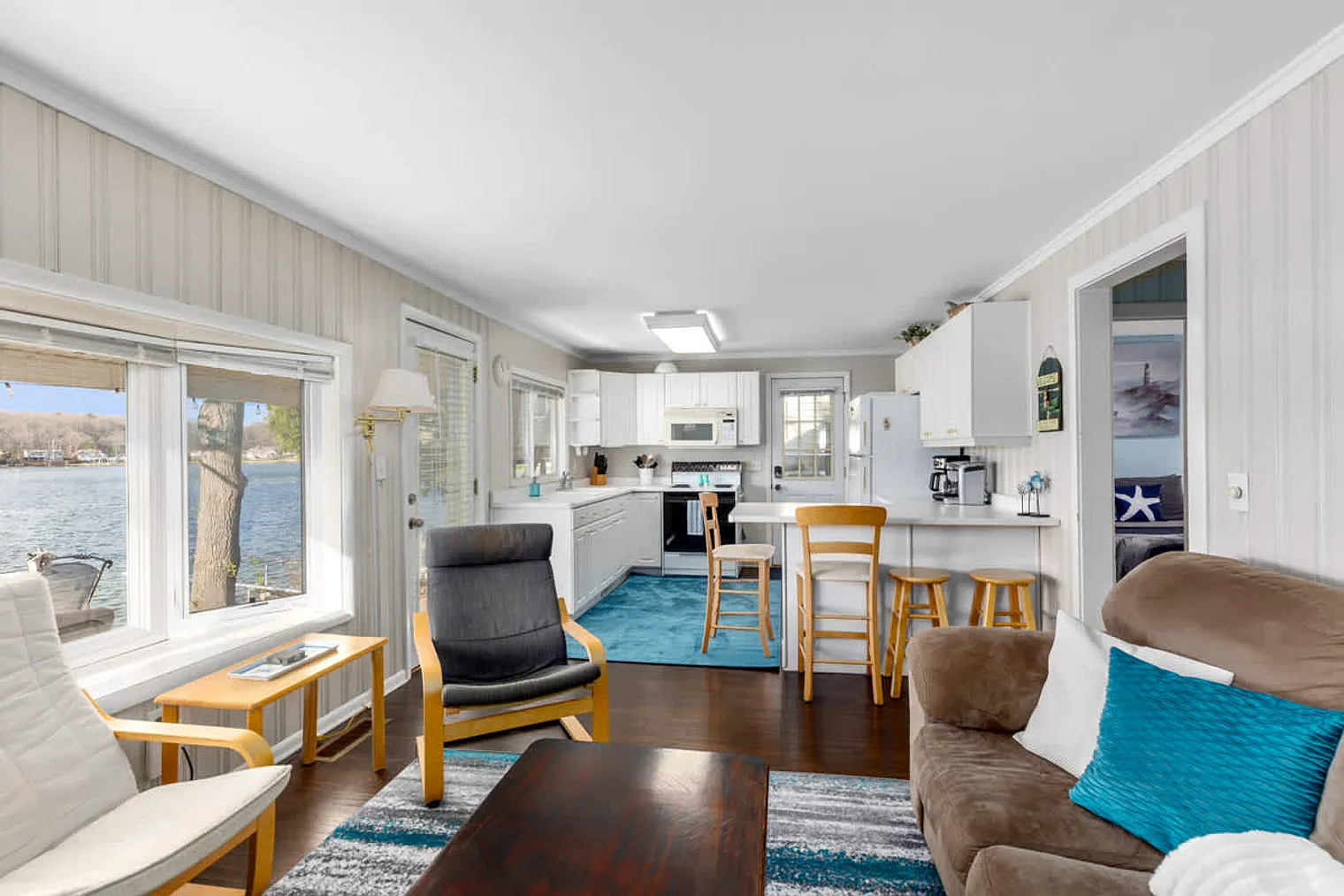 2 bed, 1.0 bath, 893 sqft, $1,646 — Photo 1