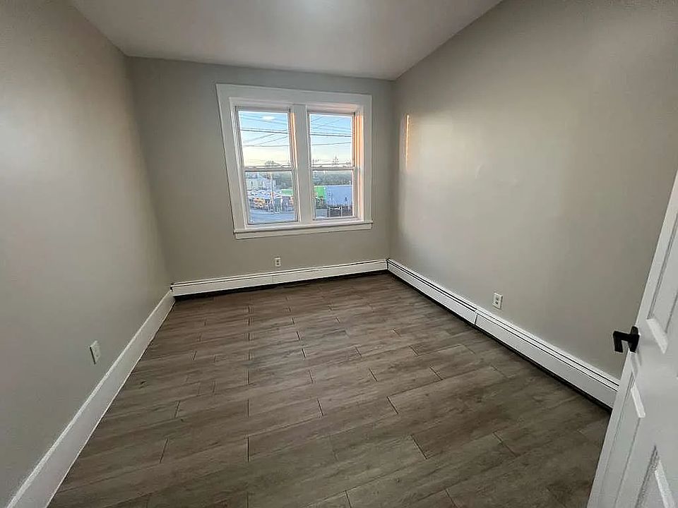 1st image of 546 E 38th St #10