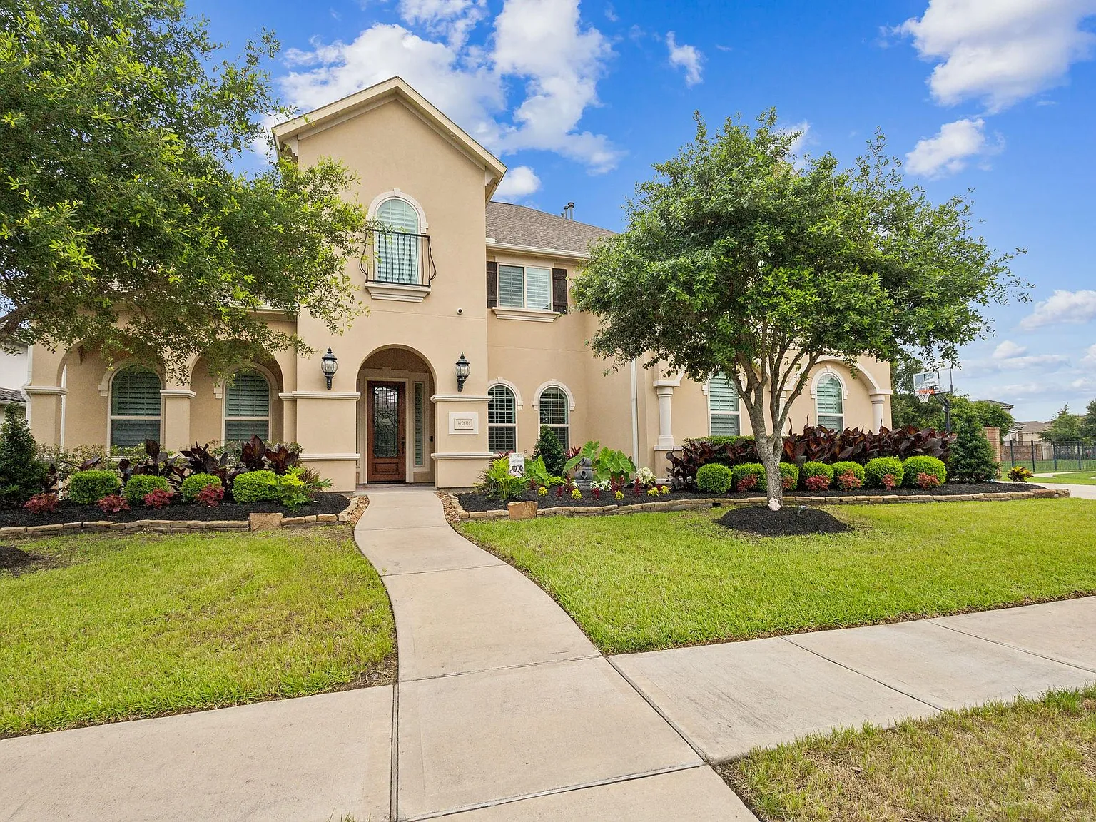 5 bed, 5.5 bath, 4916 sqft, $9,500 — Photo 2