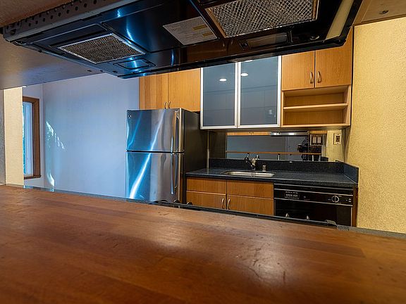 Breakfast nook to kitchen