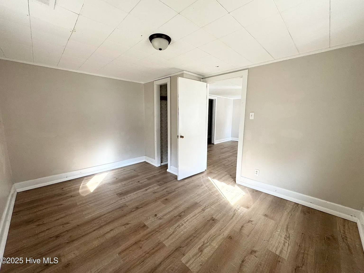 3 bed, 1.0 bath, $1,417 — Photo 3