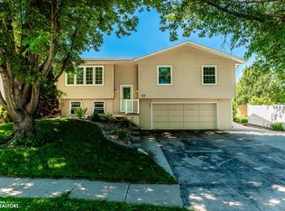 1310 Rolling Meadows Rd, Marshalltown, IA 50158