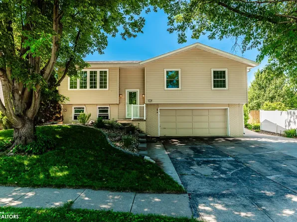 1310 Rolling Meadows Rd, Marshalltown, IA 50158