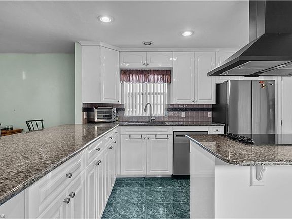 4th image of 3337 Clubview DR