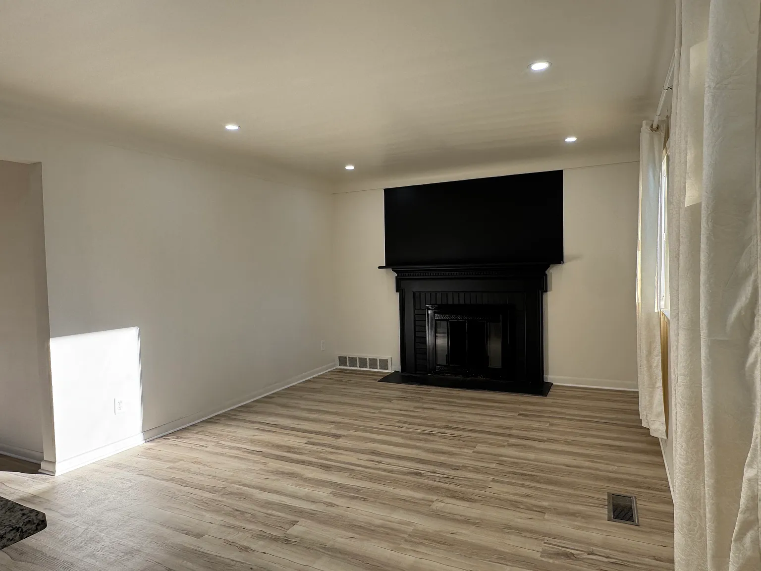 4 bed, 2436 sqft, $2,450 — Photo 4