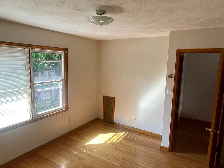 660 College St NW — Photo 7