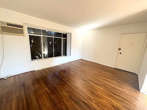 470 S Mariposa Ave #16 — Photo 2