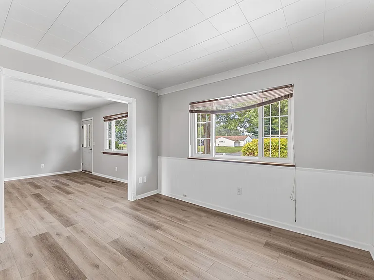 7365 Chennault Dr — Photo 8
