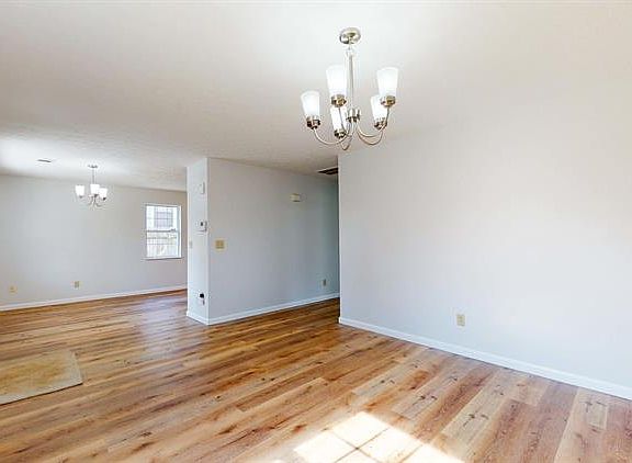 3rd image of 2557 Selma Ave