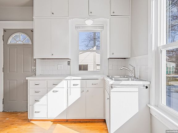 2nd image of 726 S Commercial St #726