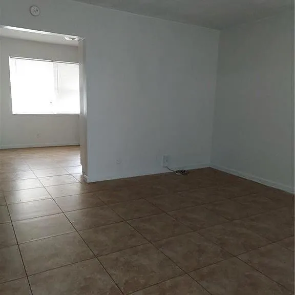 618 SW 8th St #1 — Photo 4
