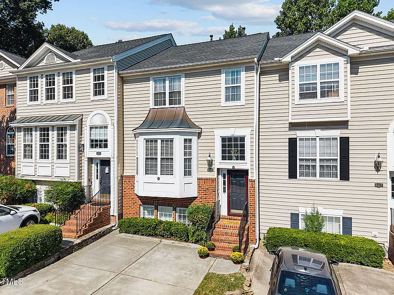 6825 Middleboro Dr — Photo 2