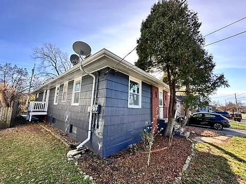 911 Broadway Ave — Photo 24