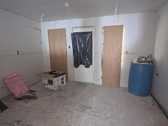 3rd image of 515 Lytle St