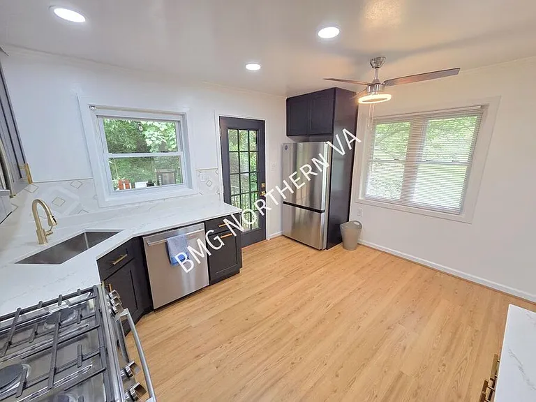 6413 Berkshire Dr — Photo 7