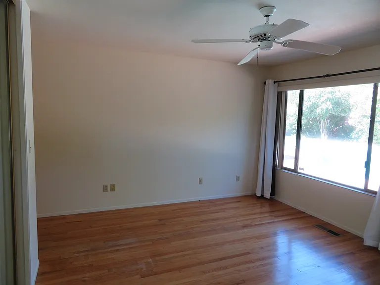 886 Stonehaven Dr — Photo 13