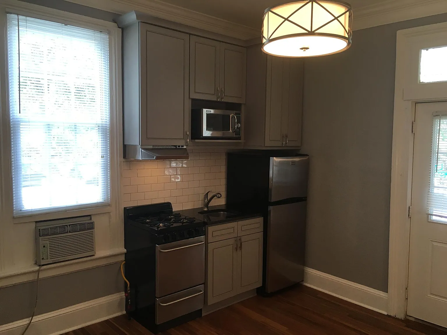 1 bed, 400 sqft, $1,050 — Photo 2
