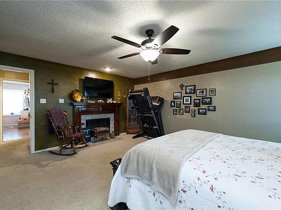 4th image of 586 Calvert Ct