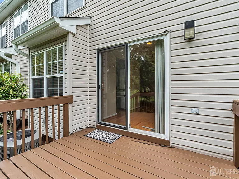 8 Edith Dr — Photo 40