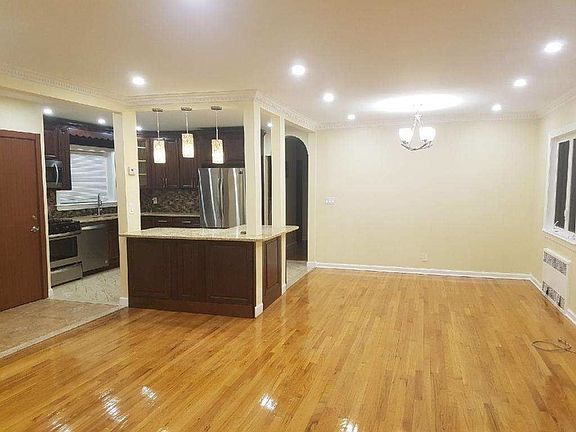 3rd image of 6572 Ellwell Cres #1