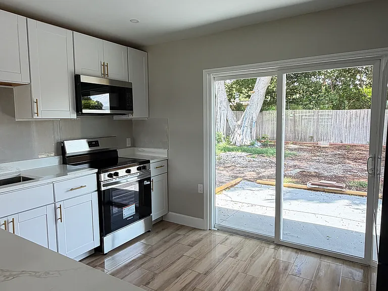 1733 Gladys St — Photo 10